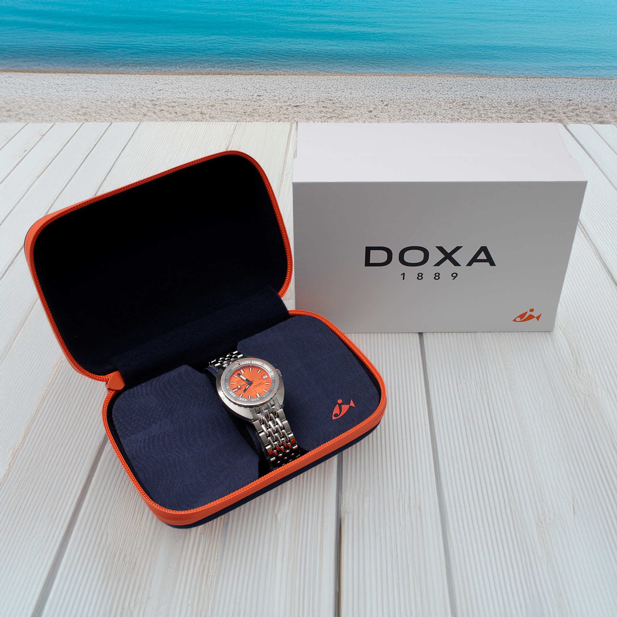 DOXAの時計を収納した専用ウォッチケースとボックス